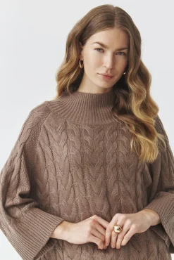 SWETER DAMSKI Z SZEROKIMI RĘKAWAMI I STRUKTURALNYM WZOREM — WILLA