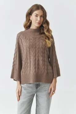SWETER DAMSKI Z SZEROKIMI RĘKAWAMI I STRUKTURALNYM WZOREM — WILLA