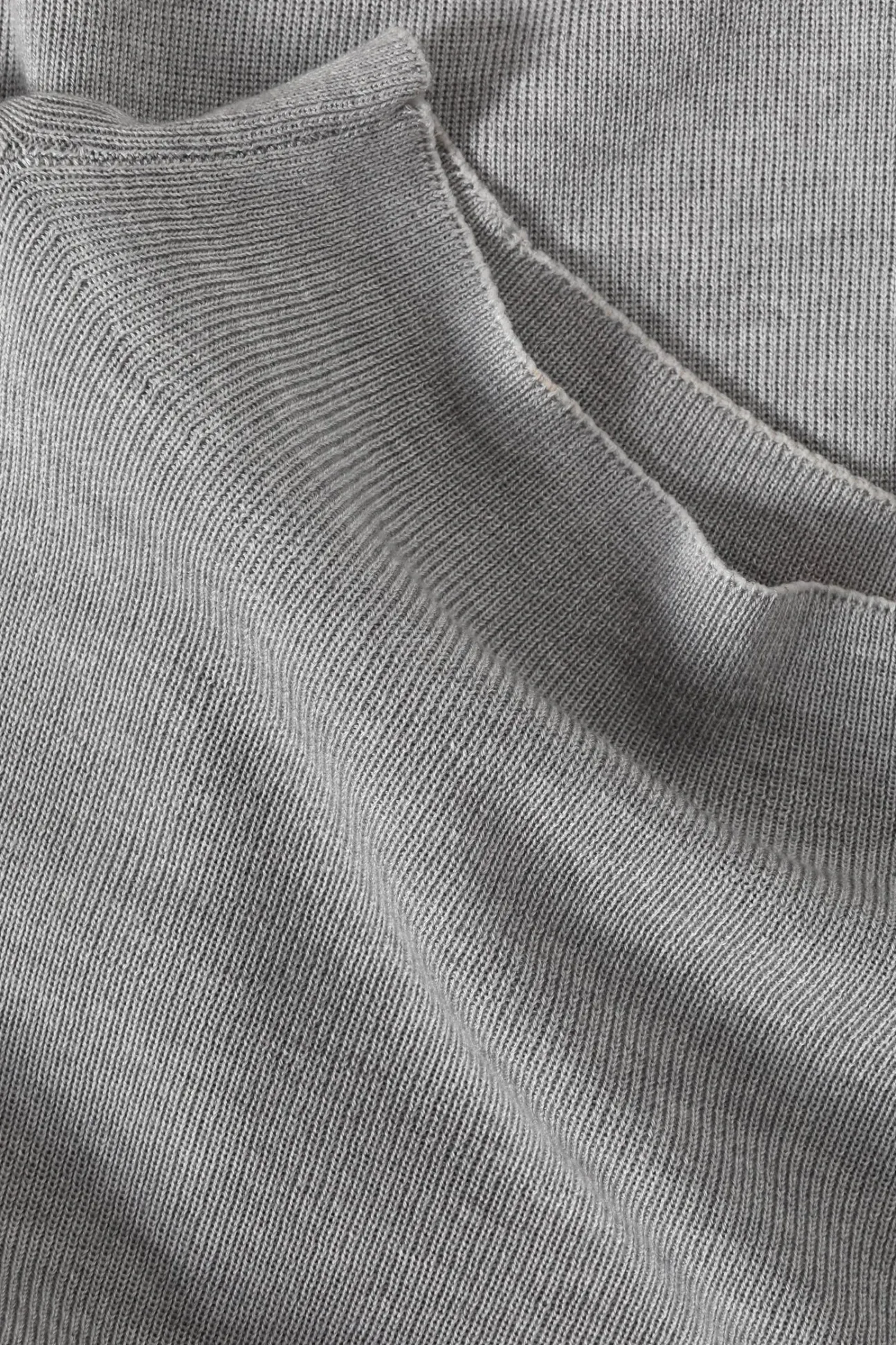 SWOBODNY SWETER DAMSKI TYPU BEZRĘKAWNIK - MOLLY