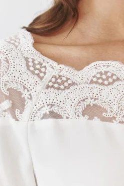 TKANINOWA BLUZKA DAMSKA Z KORONKOWYM DEKOLTEM W ŁÓDKĘ — SARNA