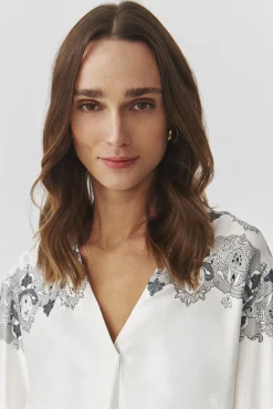 TKANINOWA BLUZKA DAMSKA Z KORONKOWYM NADRUKIEM — VOVA 1